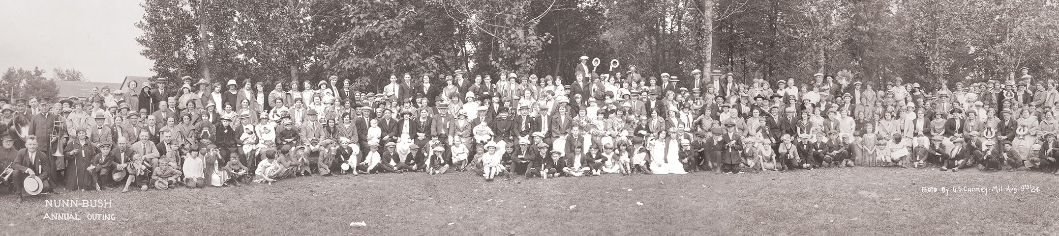 The featured image is a photograph of the Nunn Bush staff at the annual outing on August 9, 1924.
